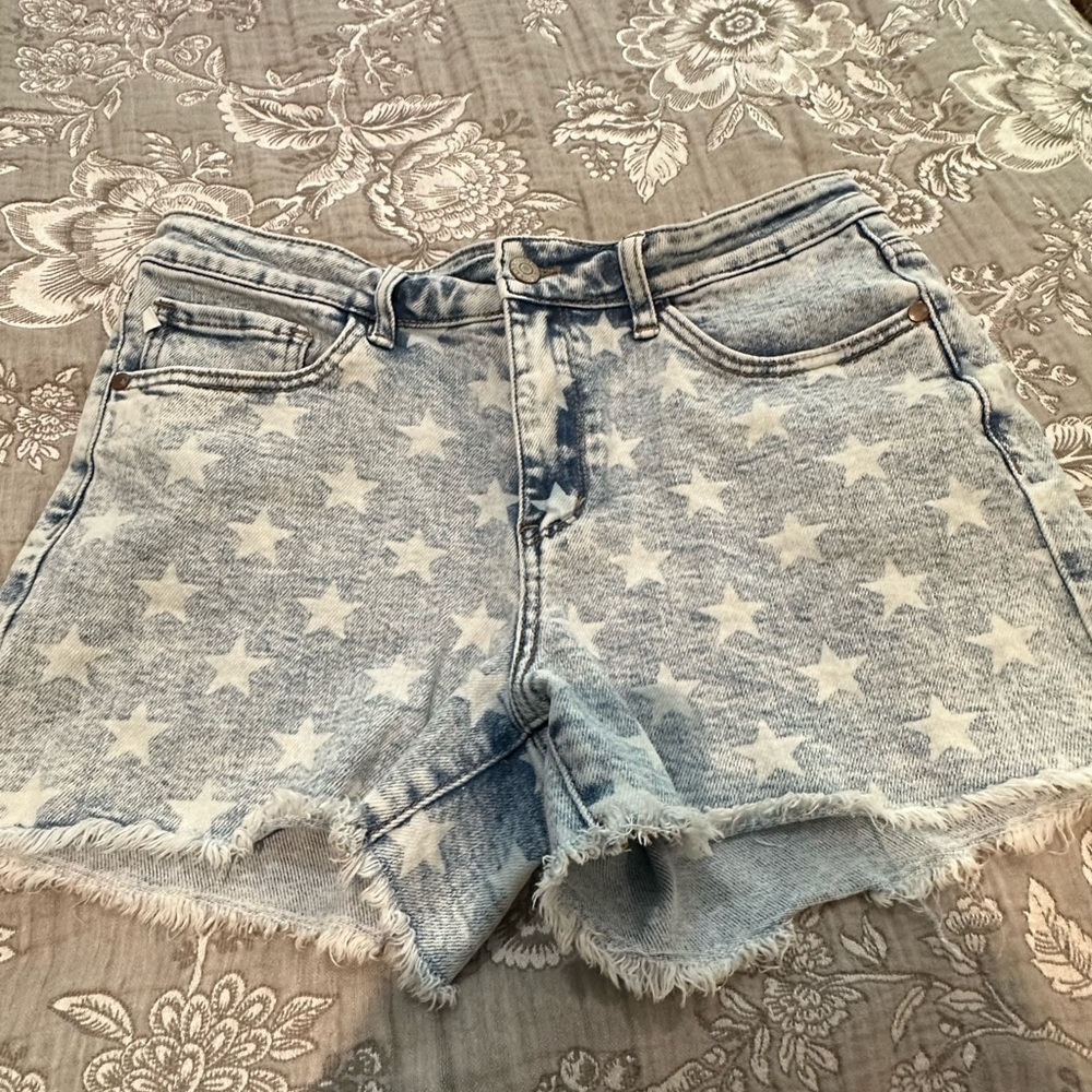 Judy Blue star shorts. Size Large stretch. Perfect condition.